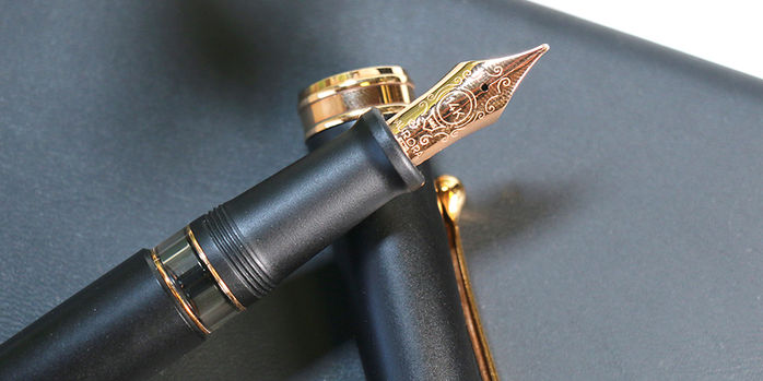 aurora_ 88_black_satin_rose_fountain_pen_nib